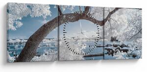 Obraz zasneženého stromu pri vode (s hodinami) (90x30 cm)