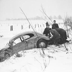 Fotografia A Volkswagen beetle had an accident and was found in the roadside ditch, Germany 1960s, (40 x 40 cm)