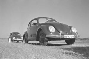 Fotografia Two models of the Volkswagen beetle, or KdF car, with open and closed roof near the test track near Wolfsburg, Germany 1930s
