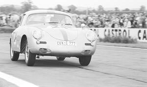 Fotografia Fritz Hahnl Jr in a Porsche 356B Carrera