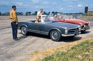 Fotografia Stirling Moss and Rob Walker 230sl at Silverstone, 1960
