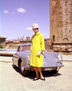 Fotografia 1962, une jeune femme posant devant une Porsche 356 B