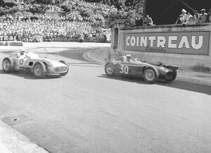 Fotografia Stiriling Moss in the mercedes and Eugenio Castellotti driving the lancia d50 passing the gasworks, 1955