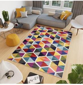 Farebný koberec s geometrickým vzorom