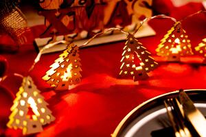 Tutumi Vianočná LED svetelná reťaz STARLIT s drevenými stromčekmi