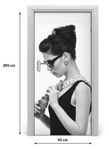 Fototapeta na dvere žena okuliare 95x205 cm
