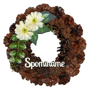 Prírodný šiškový veniec Spomíname 32 cm – lakovaný, s krémovými kvetmi a zelenými listami (Veniec z šišiek Spomíname, krémové kvety, lakovaný, 32 cm)