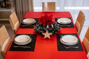 Dekorstudio Luxusné Vianočné prestieranie na stôl s vločkami čierno-zlaté SW27- sada 2 kusy