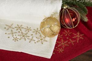 Bavlnený vianočný uterák so zlatými vločkami Biela