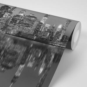 Samoelpiaca fototapeta čiernobiely odraz Manhattanu vo vode - 225x150