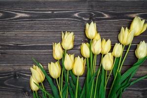 Samolepiaca fototapeta žlté tulipány na drevenom podklade - 225x150