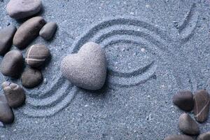 Fototapeta srdce z kameňa na piesku - 225x150