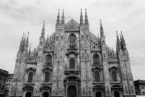 Samolepiaca fototapeta Milánska katedrála v čiernobielom - 225x150