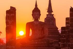 Samolepiaca fototapeta socha Budhu uprostred kameňov - 225x150