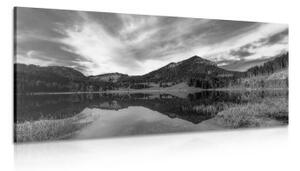 Obraz jazero pod kopcami v čiernobielom prevedení - 100x50