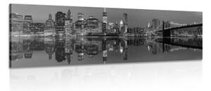 Obraz odraz Manhattanu vo vode v čiernobielom prevedení - 150x50