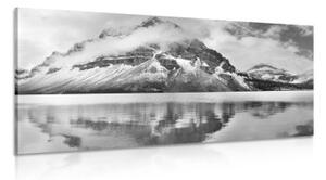 Obraz jazero poblíž nádhernej hory v čiernobielom prevedení - 100x50