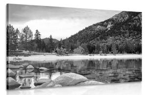 Obraz jazero v nádhernej prírode v čiernobielom prevedení - 120x80