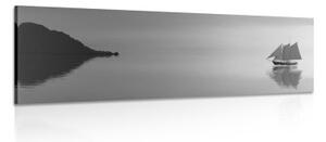 Obraz plachetnica v čiernobielom prevedení - 150x50