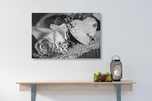 Obraz ruža a srdiečko v jute v čiernobielom prevedení - 60x40