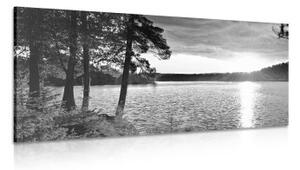 Obraz západ slnka nad jazerom v čiernobielom prevedení - 100x50