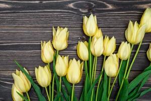 Obraz očarujúce žlté tulipány na drevenom podklade - 60x40