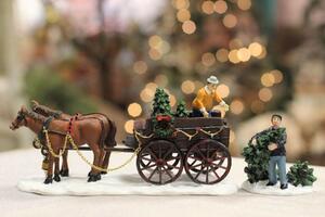 Hnedý koč s vianočnými stromčekmi dekorácia 25cm