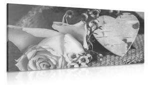 Obraz ruža a srdiečko vo vintage čiernobielom prevedení - 100x50