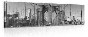 Obraz most Manhattan v New Yorku v čiernobielom prevedení - 150x50