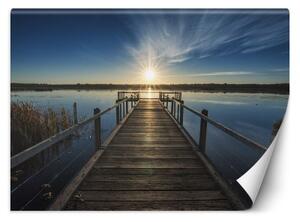 Fototapeta, Jezero se starou lávkou při západu slunce - 300x210 cm