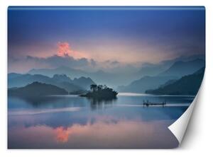 Fototapeta, Pohled na jezero a hory v mlze - 150x105 cm
