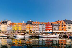 Fotografia Multi-colored vibrant houses along Nyhavn harbour, Alexander Spatari