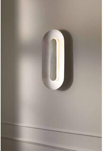 Nuura LED nástenné svetlo Sasi, výška 65 cm, strieborná, kovová, Chrómová / strieborná, Obývacia izba / jedáleň, kov, Škandinávsky