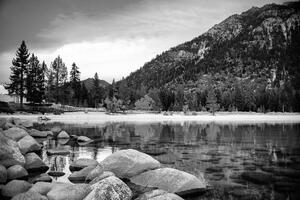 Fototapeta čiernobiele jazero obklopené prírodou