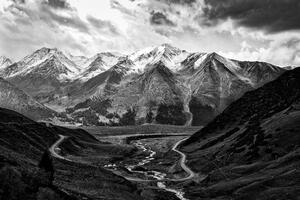 Fototapeta horská panoráma v čiernobielom