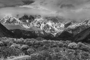 Fototapeta jedinečná čiernobiela horská krajina