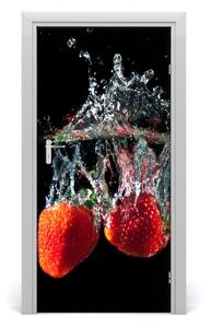 Fototapeta na dvere samolepiace jahody pod vodou 95x205 cm