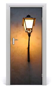 Fototapeta samolepiace dvere stará ulička lampa 85x205 cm