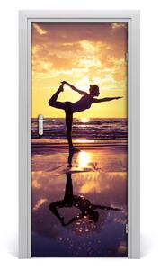 Fototapeta na dvere ľudia joga na pláži 85x205 cm