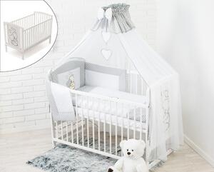 Sivá súprava: detská posteľná bielizeň s výšivkou + drevená postieľka 60x120 cm + doplnky – kompletná detská výbavička