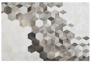 Koberec sivá biela béžová hovädzia koža 140 x 200 cm geometrický patchworkový vzor ručná výroba obdĺžnikový tvar moderný štýl obývačka spálňa