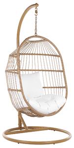 Závesné kreslo béžové z umelého ratanu s oceľovým stojanom a vankúšom obývačka terasa balkón boho rustikálny štýl