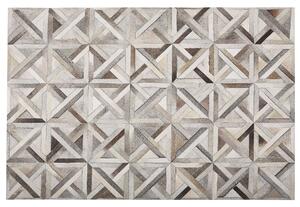 Koberec béžový a hnedý z hovädzej kože 140 x 200 cm patchwork geometrický vzor retro štýl