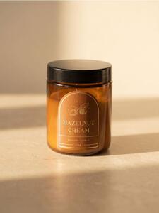 Sinsay - Voňavá sviečka Hazelunt Cream - zlatohnedá