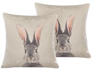 Sada 2 dekoratívnych vankúšov sivobéžová polyester bavlna 45 x 45 cm štvorcový tvar zvierací vzor motív zajaca moderný štýl doplnky