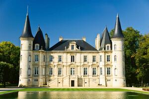 DIMEX | Vliesové fototapety na stenu Chateau Pichon Baron, Francúzsko II. MS-5-1088 | 375 x 250 cm | zelená, modrá, béžová, šedá