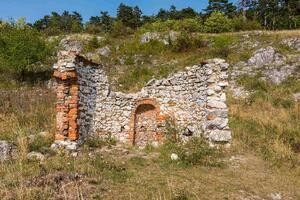 DIMEX | Vliesové fototapety na stenu Zrúcanina kaplnka MS-5-1200 | 375 x 250 cm | zelená, béžová, oranžová