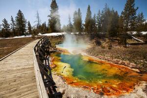 DIMEX | Vliesové fototapety na stenu Yellowstonský park MS-5-3027 | 375 x 250 cm | zelená, modrá, oranžová, hnedá