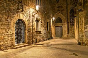 DIMEX | Vliesové fototapety na stenu Gotická štvrť Barcelona MS-5-0721 | 375 x 250 cm | žltá, šedá