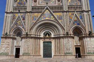 DIMEX | Vliesové fototapety na stenu Katedrála Nanebovzatia Panny Márie, Orvieto MS-5-1105 | 375 x 250 cm | vicefarebná, béžová